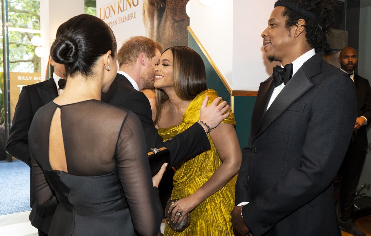 Meghan y Harry conocieron a las estrellas del filme, entre ellas Beyoncé, quien asistió con su esposo Jay-Z, estos últimos, no dudaron en felicitar a la pareja real por la llegada del nuevo integrante de la familia.