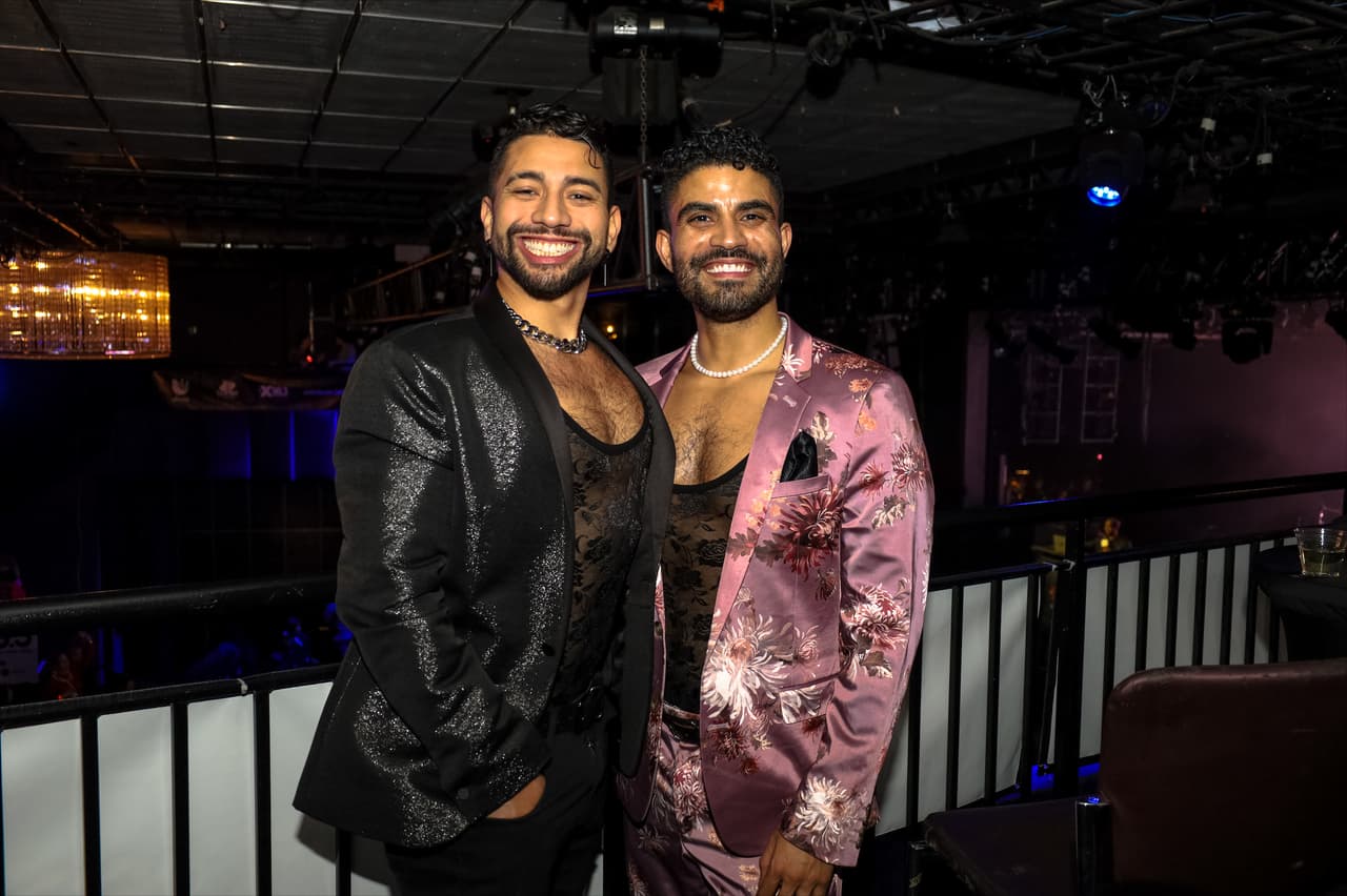 <b>Jesús López</b>: ¿Cómo celebraré la última noche del año viejo?, bueno te diré que no pueden faltar las 12 uvas en mi casa. También el famoso calzoncillo amarillo para la prosperidad. Comiendo hallaca plato típico venezolano con mi esposo.