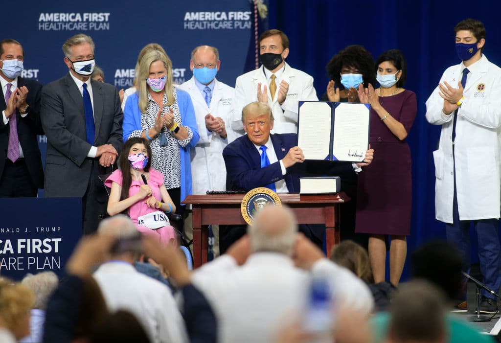 El presidente Donald Trump, reacciona después de firmar una orden ejecutiva, luego de sus comentarios sobre sus políticas de atención médica el 24 de septiembre de 2020 en Charlotte, Carolina del Norte. El viaje de Trump a Carolina del Norte marca su quinta vez en el estado en los últimos 30 días.