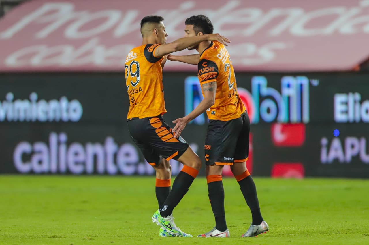 Tuzos y Chivas empatan 1-1 en Pachuca, los locales fallaron un penal en la recta del partido. Pachuca continúa en el fondo de la tabla con tres puntos y las Chivas se sitúan en la 12 plaza con 7 unidades.