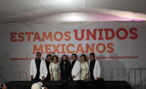 Los Ángeles Azules, junto a Ximena Sariñana y Jay de la Cueva estuvieron a cargo del cierre del concierto 'Estamos Unidos Mexicanos'.