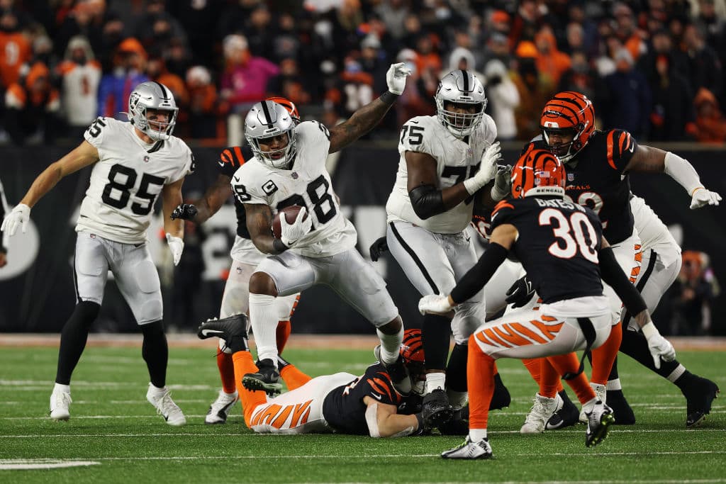 Joe Burrow regresa las emociones a Cincinnati y comanda la victoria 19-26 de los Bengals sobre los Raiders.