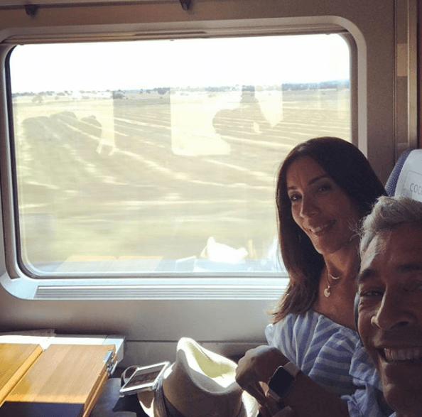 Aquí los vemos de camino a Sevilla, la sonrisa de Johnny lo dice todo.