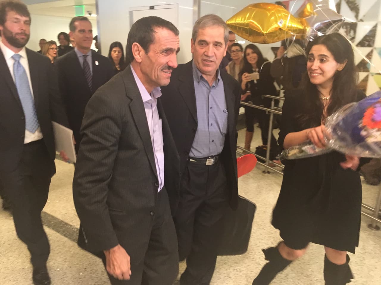 Ali Vayeghan (i), su hermano Hossein y su sobrina Marjan de camino a una rueda de prensa organizada en el aeropuerto de Los Ángeles (LAX) por la expectación que levantó su llegada.
