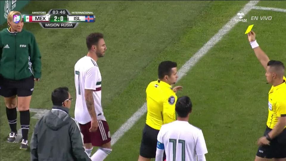 Tarjeta amarilla. El árbitro amonesta a Miguel Layún de Mexico