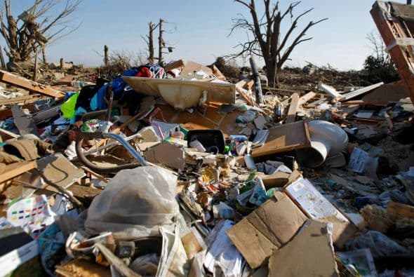 Dos personas perdieron la vida y sobre una veintena resultaron heridas luego del paso de fuertes tornados que tocaron tierra en los poblados de Rochelle y Fairdale a unas 80 millas al noroeste de Chicago la noche del jueves. Rescatistas continúan en la búsqueda de personas desaparecidas entre los escombros.