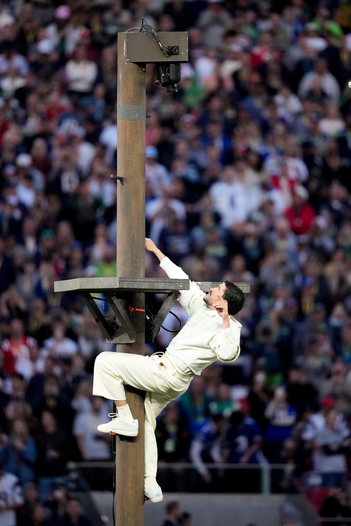 Para los fans de 
<b>Bad Bunny</b>, verlo subir por postes similares a los del tendido eléctrico durante el show de medio tiempo del 
<b>Super Bowl 2026</b>, tuvo todo el sentido. Conocen 
<b><a href="https://www.univision.com/local/puerto-rico-wlii/puerto-rico-luma-energy-renuncia-gobernador-pedro-pierluisi-cacerolazo-bad-bunny" target="_blank">sus luchas contra LUMA Energy</a> </b>y contra los políticos que no ejecutan un proyecto real, que resuelva la situación con 
<b>el debilitado sistema de distribución de energía</b> que
<b> encarece gran parte de los servicios en Puerto Rico</b>.
<br>El artista de 31 años aprovechó su presentación ante 
<b>una audiencia estimada en más de 130 millones de personas</b> para 
<b>denunciar, con sus letras y actuación</b>, la situación que aún se vive en el 
<b>archipiélago caribeño</b>.