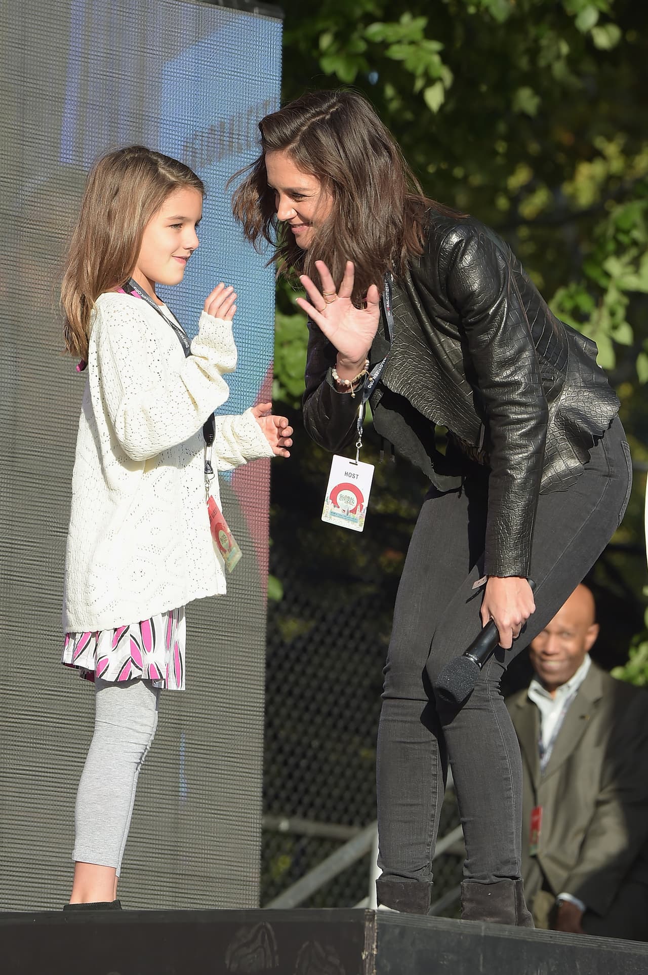 Haz como Katie Holmes y viste a tu hija con las últimas tendencias. Sweaters oversize y leggings son un must.