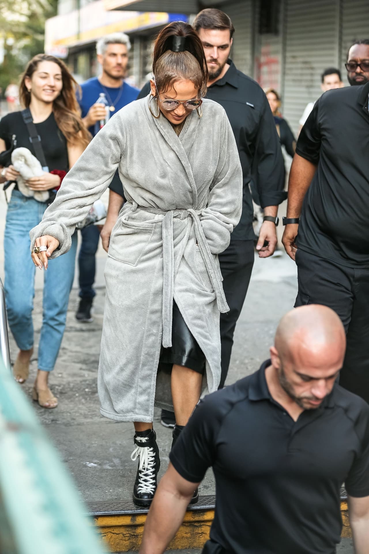 Resultó curioso, porque Jennifer López entró en bata a la estación del tren subterráneo.