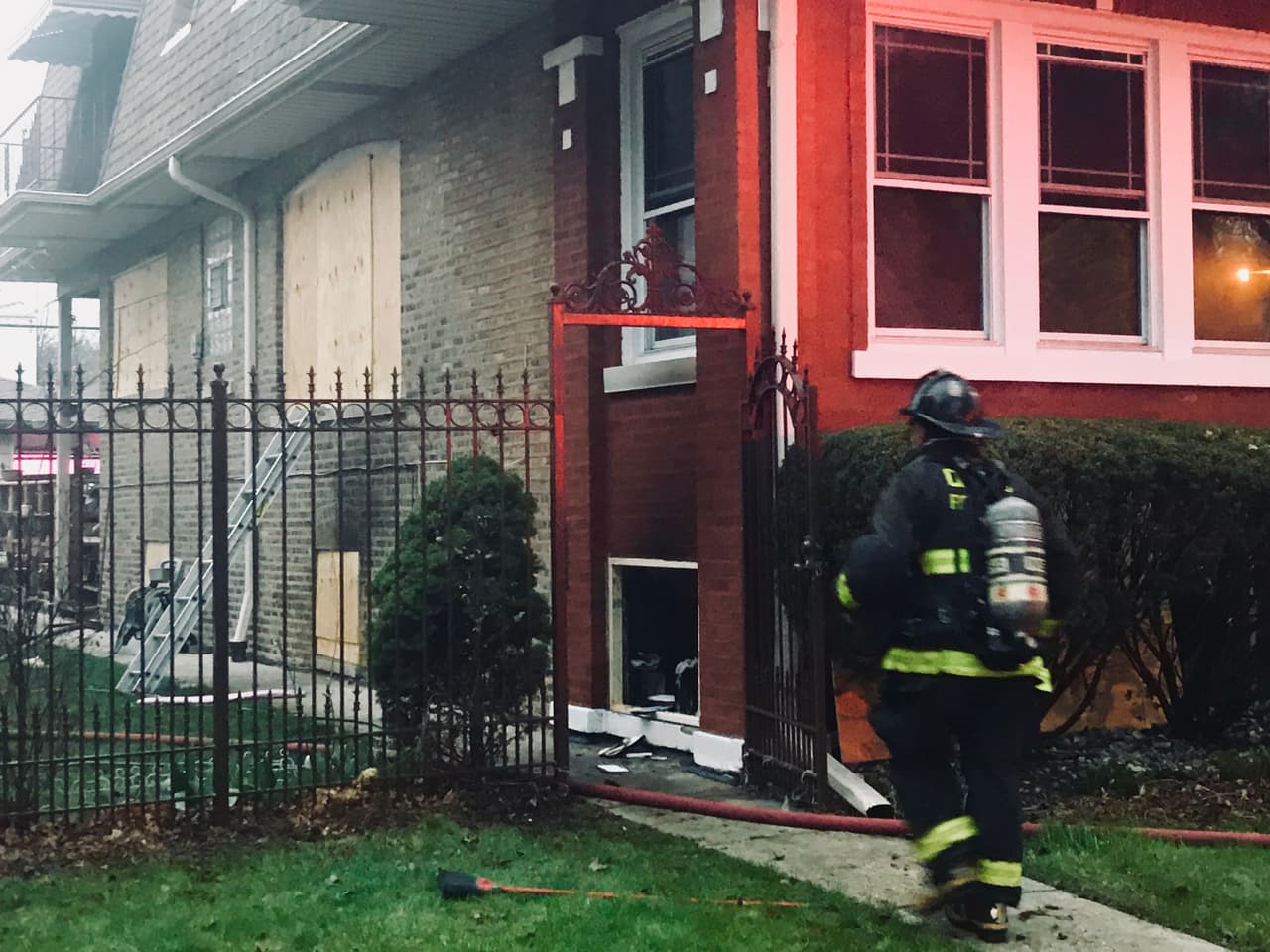 Fue poco antes de las 12:30 PM que el Departamento de Bomberos de Chicago llegó para sofocar un incendio que comenzó en el sótano y se propago al resto de la vivienda.