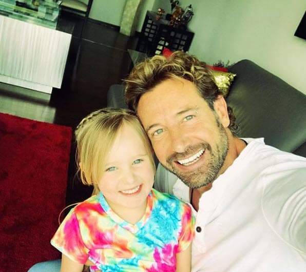 Este sábado, durante un evento convocado por una marca de ropa para celebrar de manera anticipada el Día del Padre, Gabriel Soto conversó con varios reporteros y aprovechó para públicamente pedirle a su exsuegra 
<b><a href="https://www.univision.com/entretenimiento/esto-es-lo-que-gabriel-soto-le-quitaria-a-geraldine-bazan-si-ella-se-enamora-de-otro">que compruebe que él no le da dinero a Geraldine Bazán</a></b>.