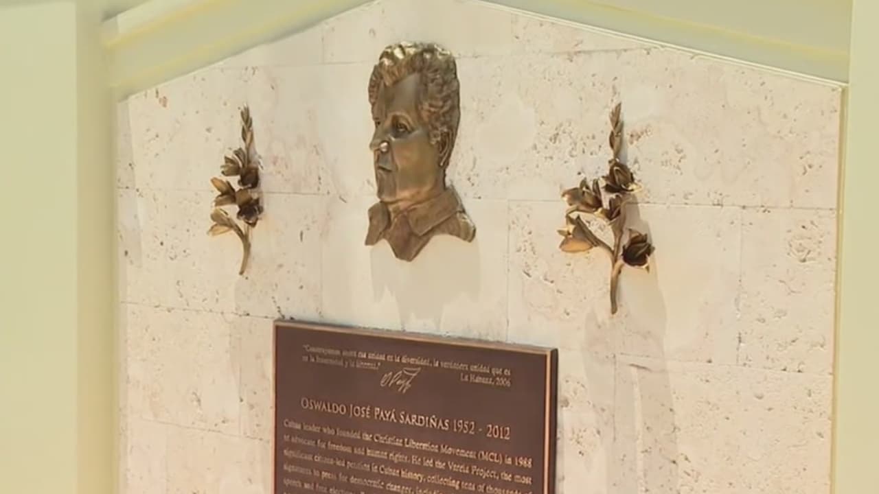 Develan monumento en honor a opositor cubano Oswaldo Payá en Hialeah