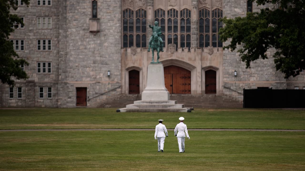 Pareja de capitanes del Ejército se casó en inédita boda gay en la academia militar de West Point