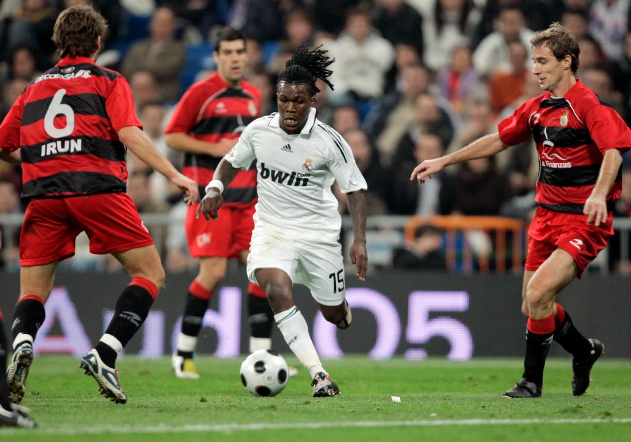<b>Royston Drenthe - Delantero</b>– Luego de ser galardonado como el Golden Boy en la Eurocopa Sub-21 de 2007, el holandés llegó al Madrid por una suma que rondaba los 13.5 millones de euros. El delantero debutó con un tremendo golazo frente al Sevilla pero no logró ganarse el lugar con ninguno de sus entrenadores (Bernd Schuster, Juande Ramos, Manuel Pellegrini y José Mourinho).