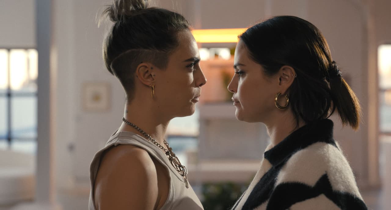 La supermodelo y actriz se integró a la segunda temporada como la nueva vecina, Alice, una sofisticada conocedora del mundo del arte que forma un vínculo sentimental con Selena Gómez como Mabel Mora.