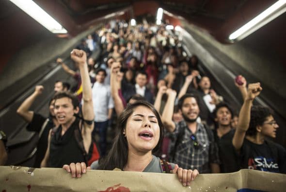 Antes de la marcha, algunos grupos de estudiantes que viajaban en metro coreaban "¡Vivos se los llevaron, vivos los queremos!"