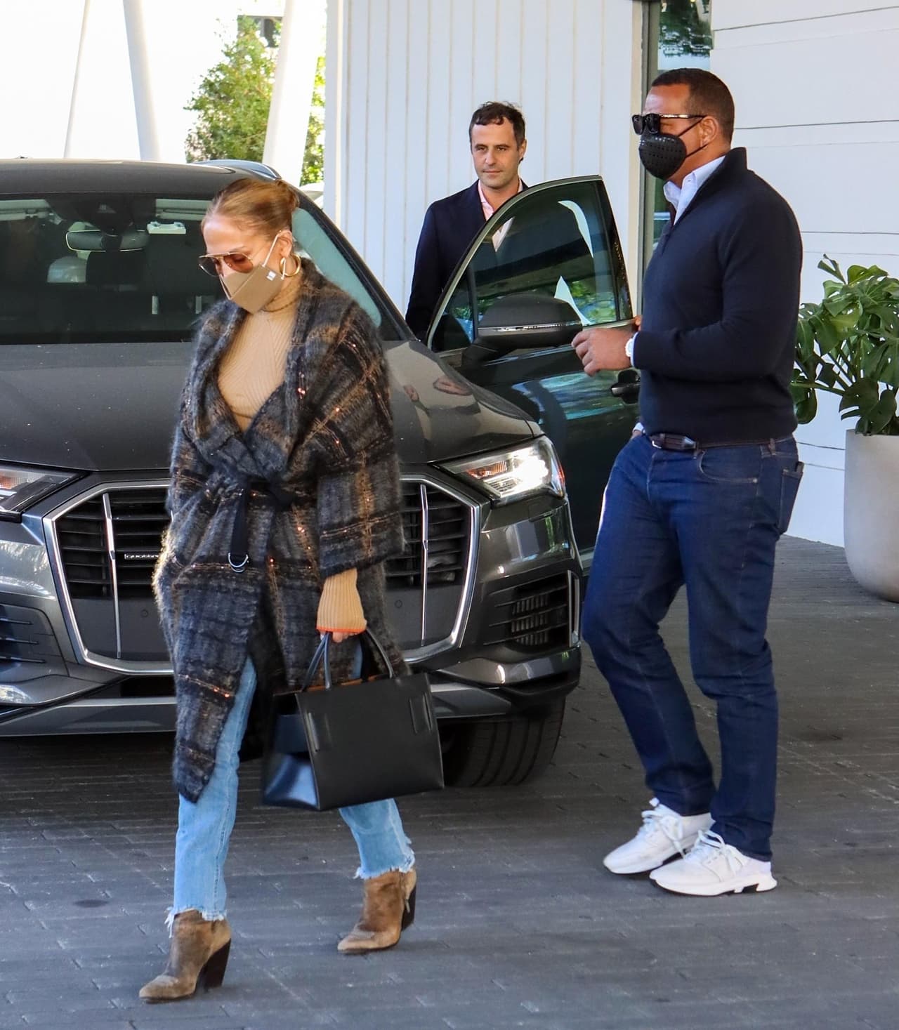 Insistió en saber a qué se referían con la declaración de que que estaban "trabajando en algunas cosas", pero el exbeisbolista no dio su brazo a torcer y se mantuvo en silencio ante los cuestionamientos. 
<br>