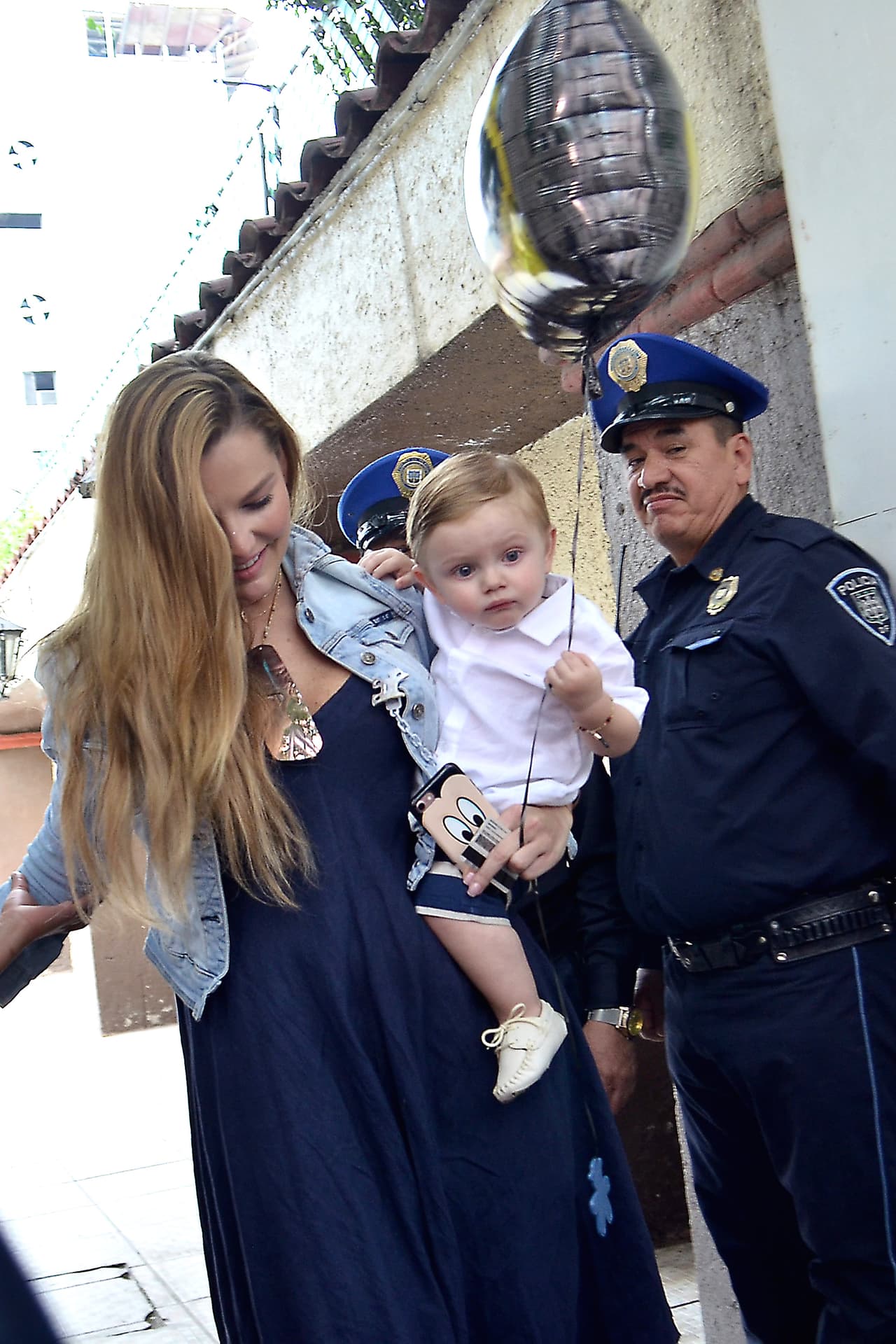 La actriz Marjorie de Sousa dio a conocer la forma en que protege a su hijo, de dos años de edad, de las malas vibras.