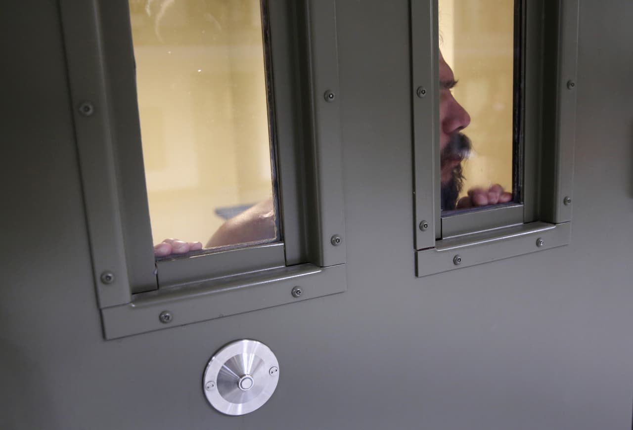 Por tercera vez, inmigrantes presos en la cárcel de ICE en Adelanto reanudan huelga de hambre