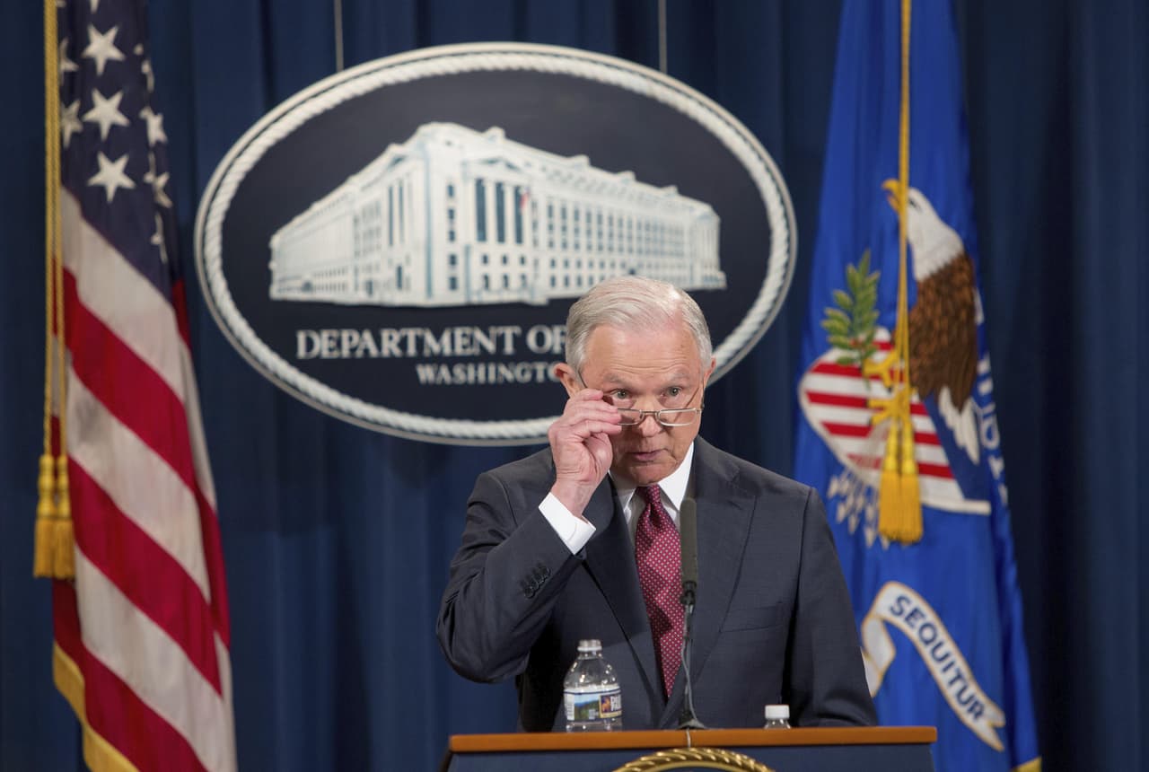 <b>5 de septiembre de 2017 |</b> El entonces fiscal general, Jeff Sessions, anuncia la cancelación del programa DACA y presiona al Congreso para que encuentre una solución legal para proteger a los cerca 700,000 jóvenes inmigrantes que quedaron desamparados.