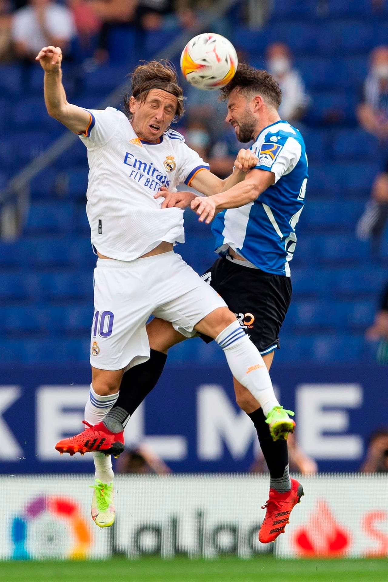 El Espanyol se impone ante el Real Madrid con marcador de 2-1 en la octava jornada de La Liga. Raúl de Tomás abrió el marcador al 17’, seguido de Axel Vidal en el minuto 60’, sin embargo Karim Benzemá se encargó de darle el único tanto al club merengue al 71’.