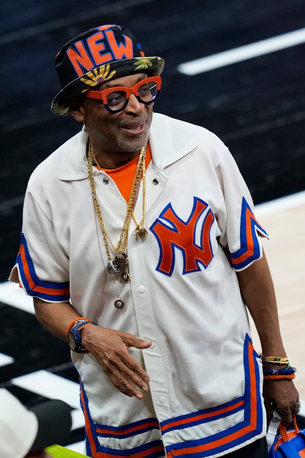 Tampoco faltó 
<b><a href="https://www.tudn.com/nba/knicks-pierde-a-su-gran-aficionado-spike-lee" target="_blank">el cineasta Spike Lee</a></b>, una figura tan presente en los partidos de los 
<b>Knicks de Nueva York</b>, que lo mencionan como 
<b>"la mascota" no oficial del equipo de la NBA.</b>