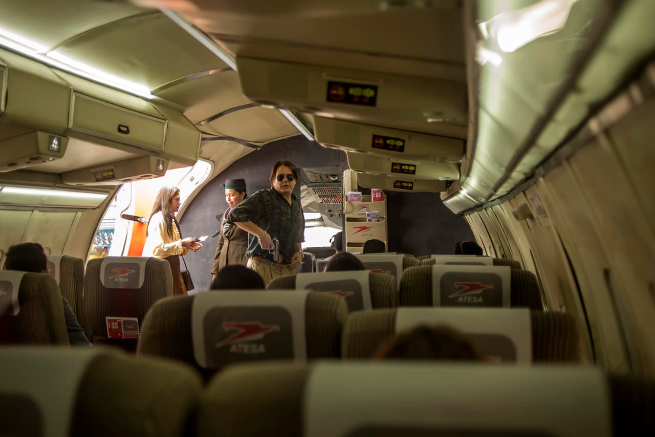 Y logró meterse en un avión para no ser arrestado por las autoridades.