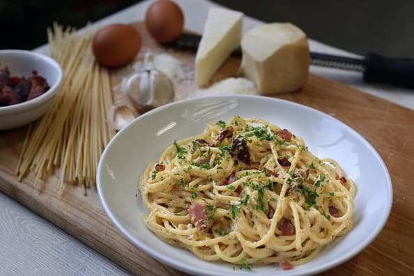 <b>9.</b> El noveno puesto también lo ocupó una receta italiana. En este caso fueron los 
<b>spaghetti a la carbonara. </b>Proveniente de la región de Lazio, en Roma, este platillo es uno de los más famosos al rededor del mundo.