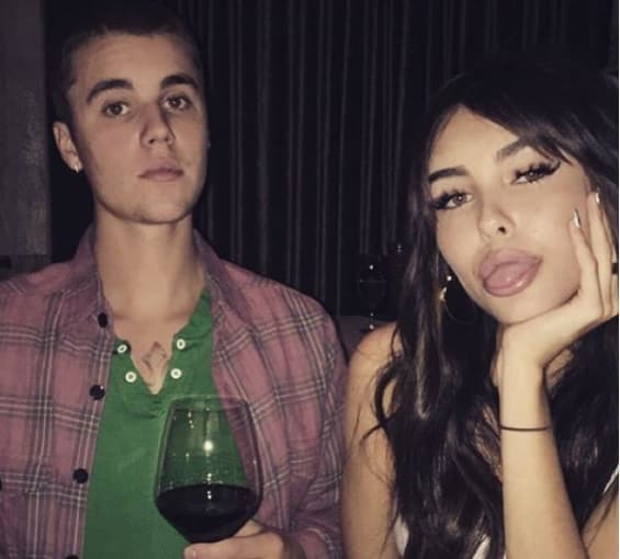 Hace unos días salió por unos tragos con la cantante Madison Beer, y de nuevo desató rumores de una posible relación.