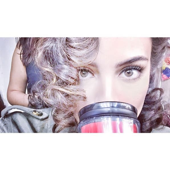 Esperamos que esos ojos verdes regresen a la pantalla chica muy pronto.