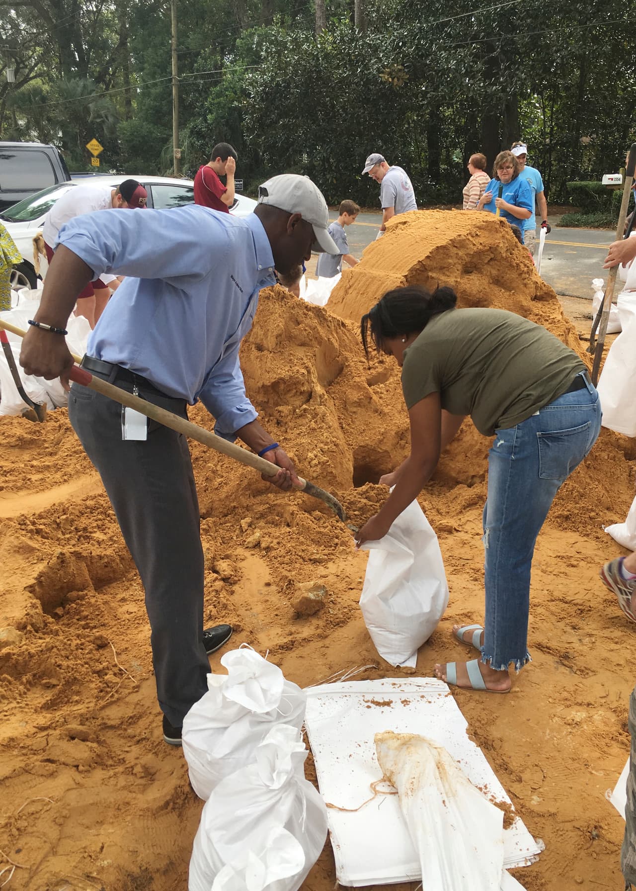 Andrew Gillum, alcalde de Tallahassee y candidato a gobernador de Florida por el Partido Demócrata (a la izquierda en la foto), ayuda a otros residentes a llenar bolsas de arena. Se espera que 
<b>Michael toque tierra en la costa nortoeste de Florida como un poderoso huracán</b> categoría 3 en la escala Saffir-Simpson.