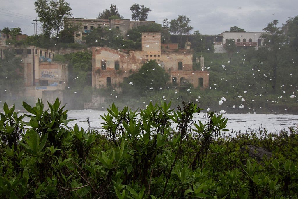 Una de ellas es El Salto (el poblado que aparece en la imagen), un municipio en el que cientos de personas han muerto de enfermedades renales no solo por el agua que beben, sino por aspirar los vapores tóxicos que emanan del río.