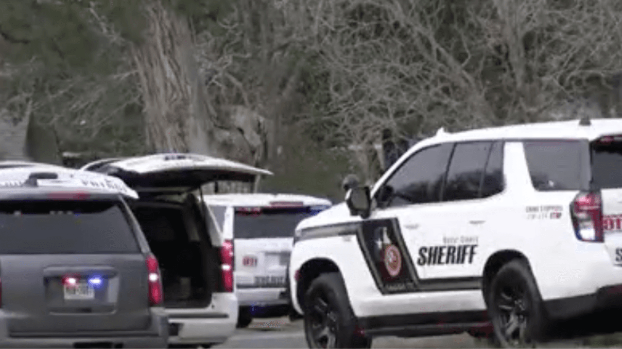 Sospechoso de atrincherarse con su hija presuntamente apuntó con arma a pareja