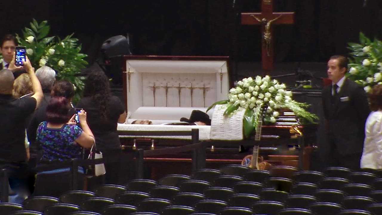 Cientos de familiares y amigos llegaron para darle el último adiós a Emilio Navaira