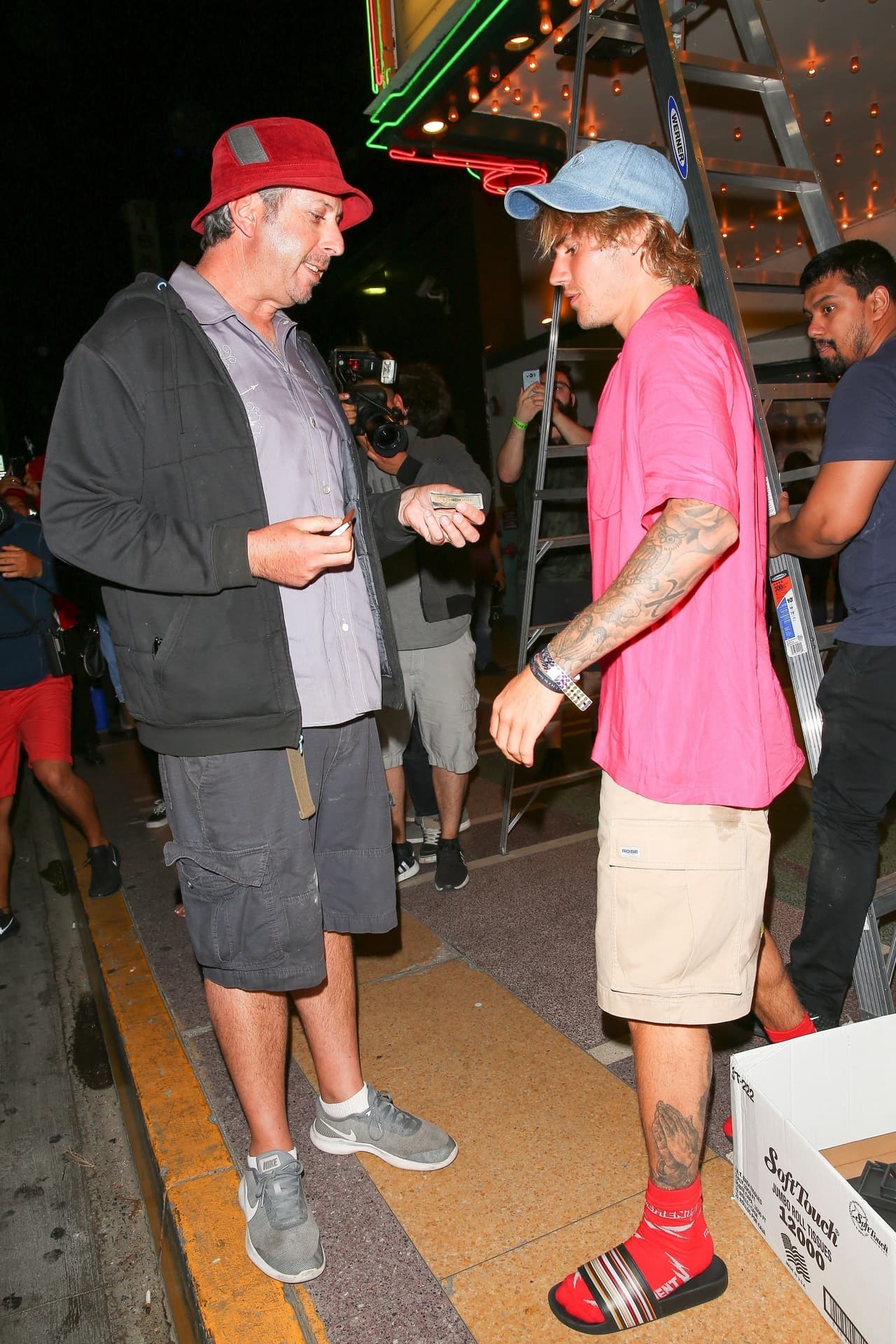 Sin embargo, el artista ignoró a los periodistas al tiempo que discutía con un hombre que lo esperaba al pie de su camioneta. Justin le pidió que se retirara y le aventó un billete por la ventanilla.