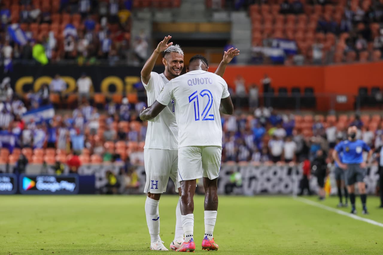 Los primeros tres puntos para Honduras le otorgaron el liderato del Grupo D, luego del trepidante empate a tres goles entre Qatar y Panamá, disputado horas antes en el mismo recinto.