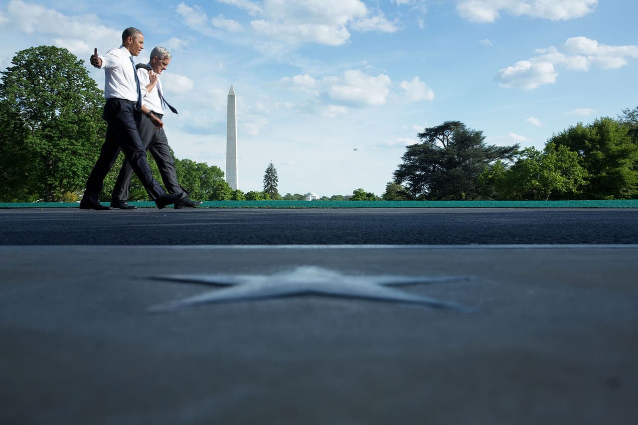 <b>13 de mayo.</b> En esta foto de Chuck Kennedy destaca una estrella en la Entrada Sur de la Casa Blanca. Al fondo Barack Obama y Denis McDonough caminan rumbo al Jardín Sur.