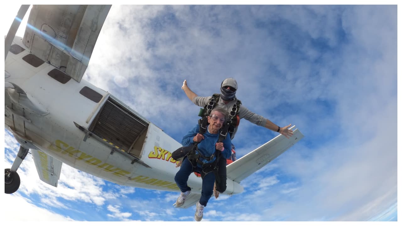 El 20 de febrero del 2023, Marge visitó a su nieta en Hawaii y decidieron adelantar unos meses su cumpleaños 95, que es en agosto, para realizar juntas 
<b>su tercer salto en paracaídas.</b>