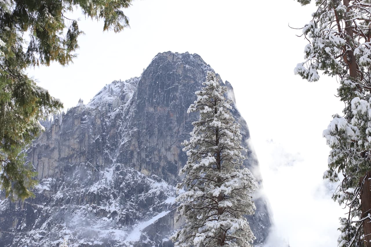 En el Valle de Yosemite y Fish Camp, el termómetro descendió hasta los 13ºF, mientras que en el sector del lago Bass, las mínimas se mantuvieron en los 23ºF esta madrugada de lunes.