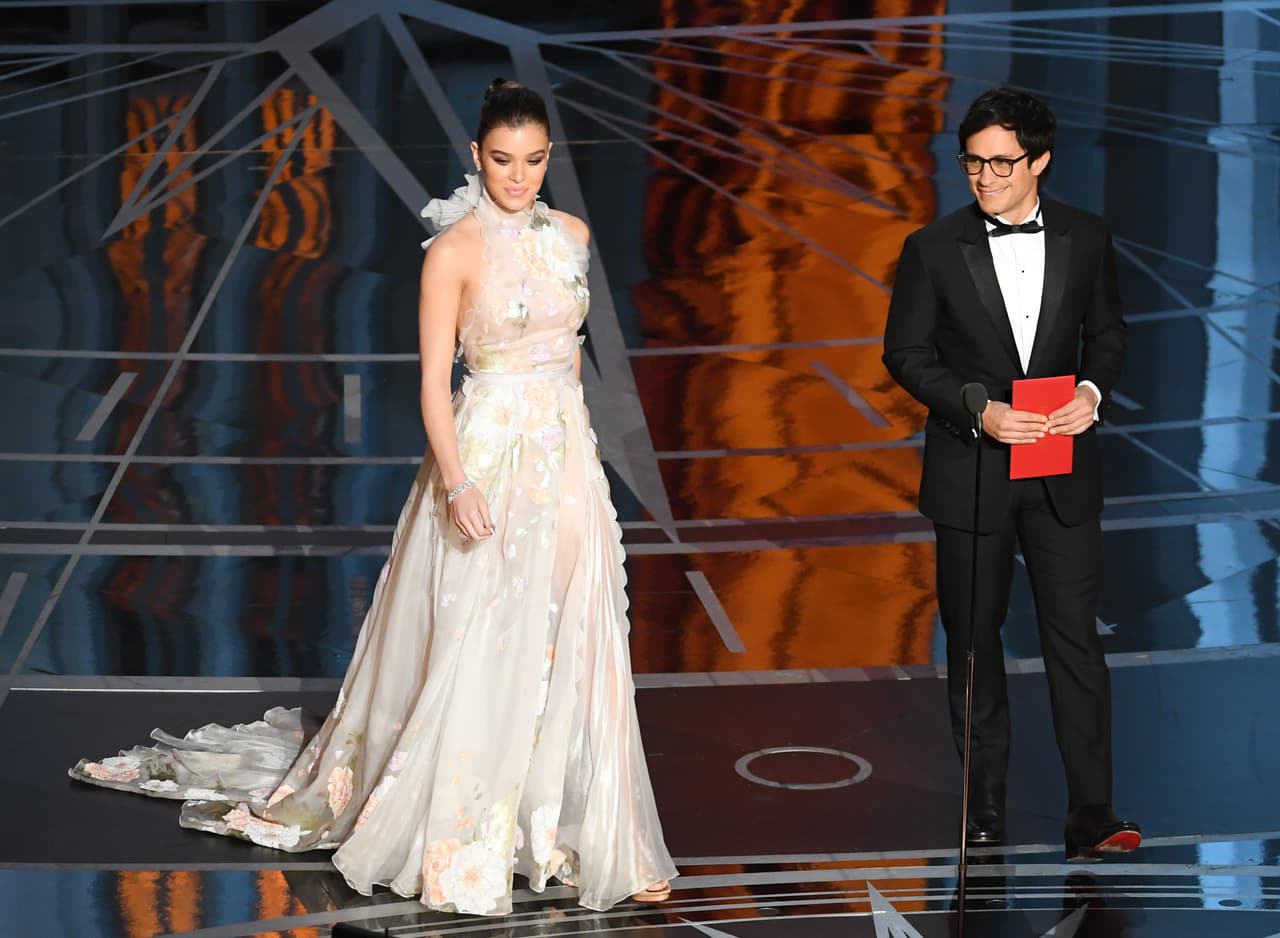 La actriz Hailee Steinfeld y Gael García fueron elegidos como unos de los presentadores de la velada.