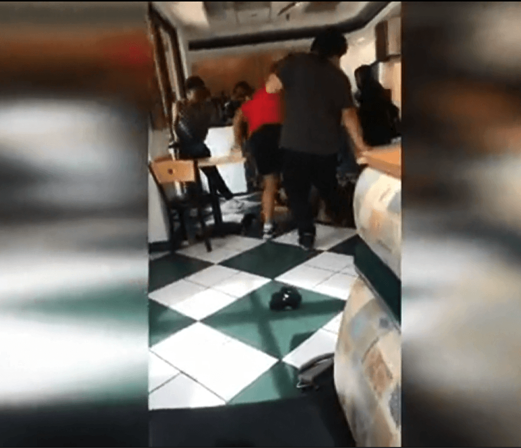 La novia del joven fue quien grabó el ataque, como prueba del crimen. La víctima sufrió heridas en todo su cuerpo. Incluso en su cara le quedó la marca de unos zapatos producto de una patada que recibió.