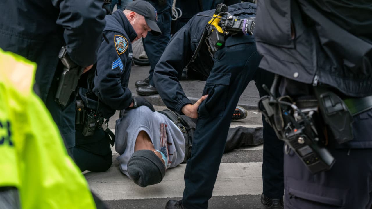 Golpes, insultos y hasta huevos: oponentes y simpatizantes de Trump se enfrentan en Nueva York