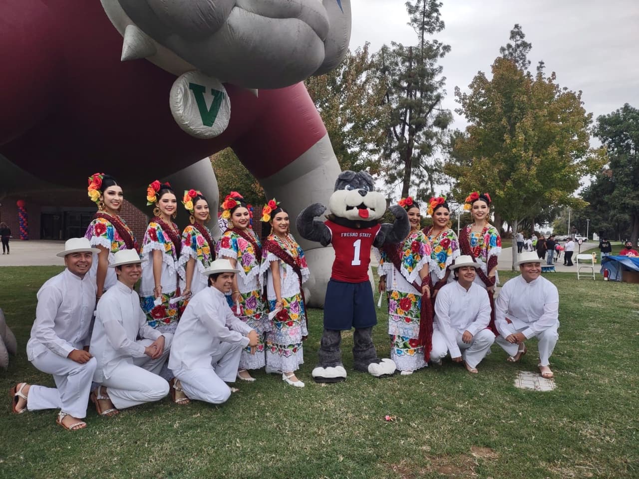 Y las diferentes expresiones culturales no faltaron, como el grupo de baile regional Danzantes de Aztlán.