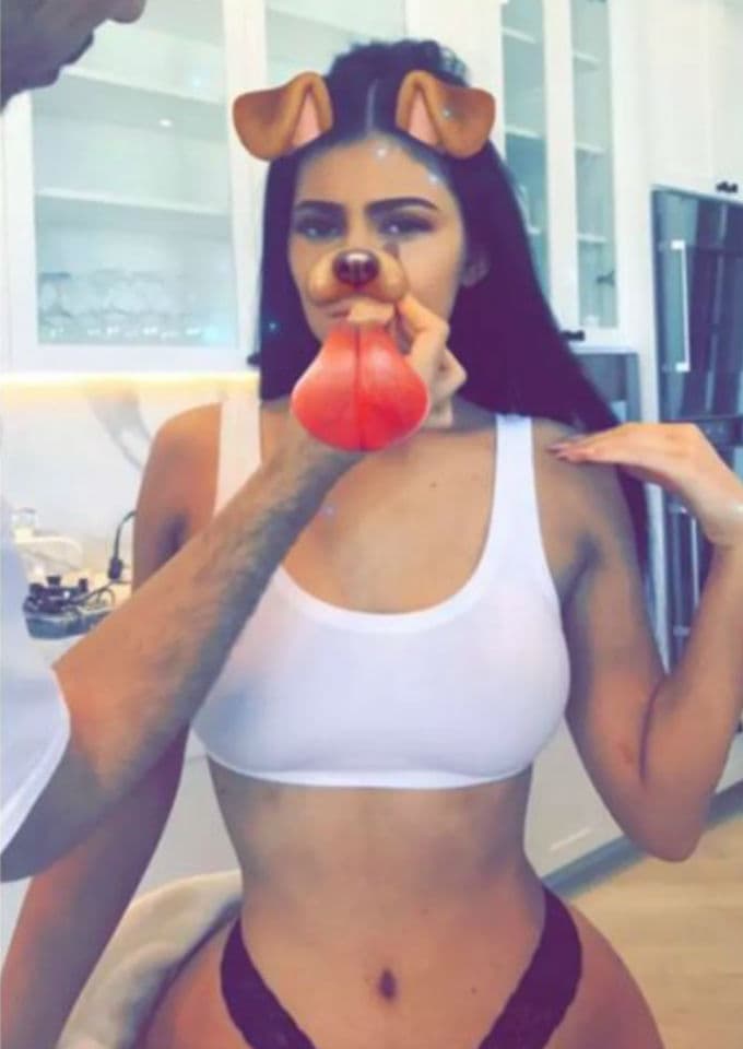 Otra de las hermanas de Kim Kardashian que tuvo que borrar una de sus fotografías fue Kylie Jenner. A mediados de 2018 la joven empresaria publicó una foto en Instagram en la que se hizo evidente el uso excesivo de Photoshop y antes de seguir recibiendo críticas prefirió eliminarla.
