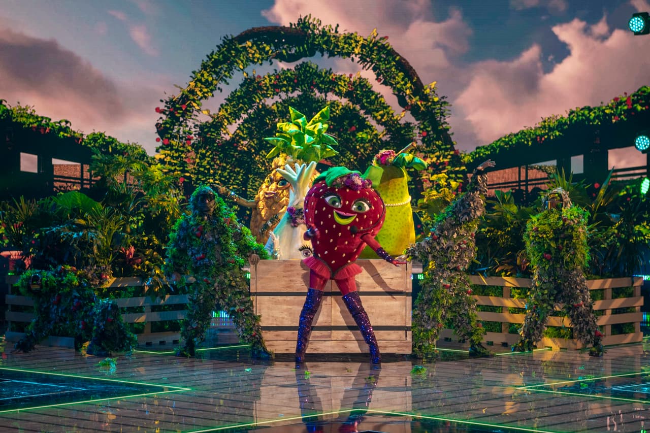 Huacal, en este caso la fresa, cantó con alegría el tema 'Envolver'. El resto de las frutas acompañaron a su amiga con un baile.
<br>