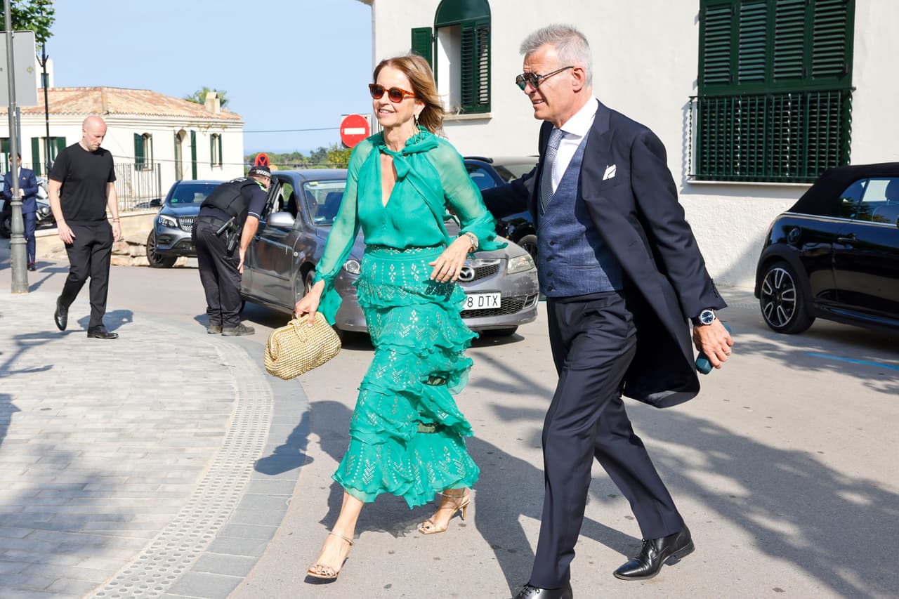 Montserrat Bernabeu y Marc Piqué llegando a la boda de su hijo menor en Barcelona.