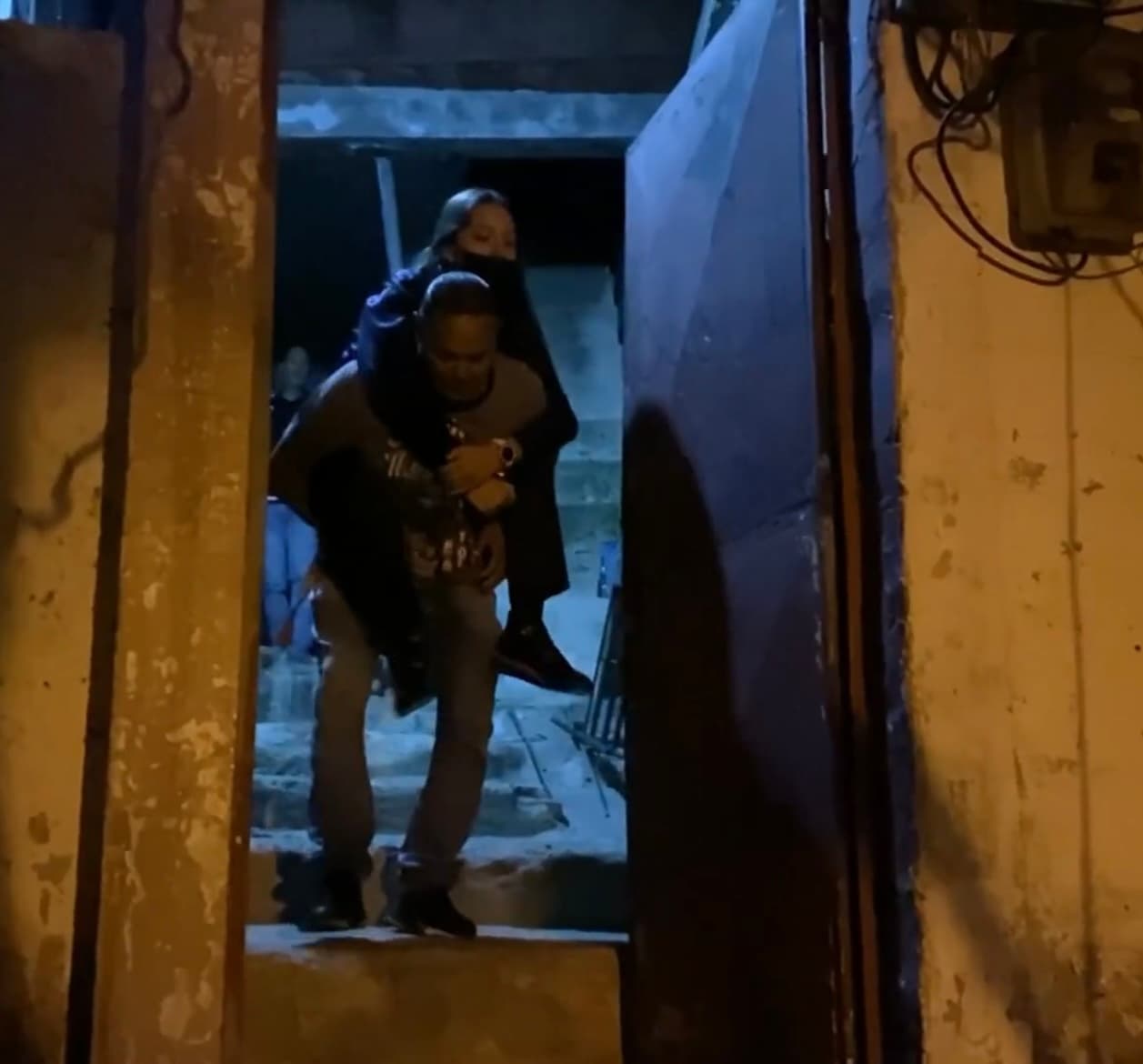 Mientras tanto, Nikanelly no deja de soñar con seguir estudiando para regresarle a sus padres todo lo que han hecho por ella. 
<br> 
<br>