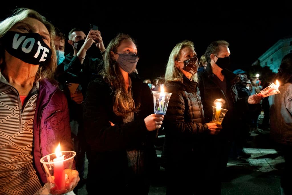 Las personas comenzaron a congregarse frente a la sede del máximo tribunal del país desde la tarde del viernes, en cuanto se conoció
<a href="https://www.univision.com/shows/noticiero-univision/muere-a-los-87-anos-ruth-bader-ginsburg-jueza-de-la-corte-suprema-tras-una-dura-batalla-contra-el-cancer-video">la noticia de la muerte de Ginsburg</a>, quien luchaba contra un cáncer de páncreas. Durante todo el fin de semana miles de personas han desfilado por allí y han llorado, cantado, aplaudido o guardado silencio frente a un altar improvisado que se ha creado para recordar a la jueza.