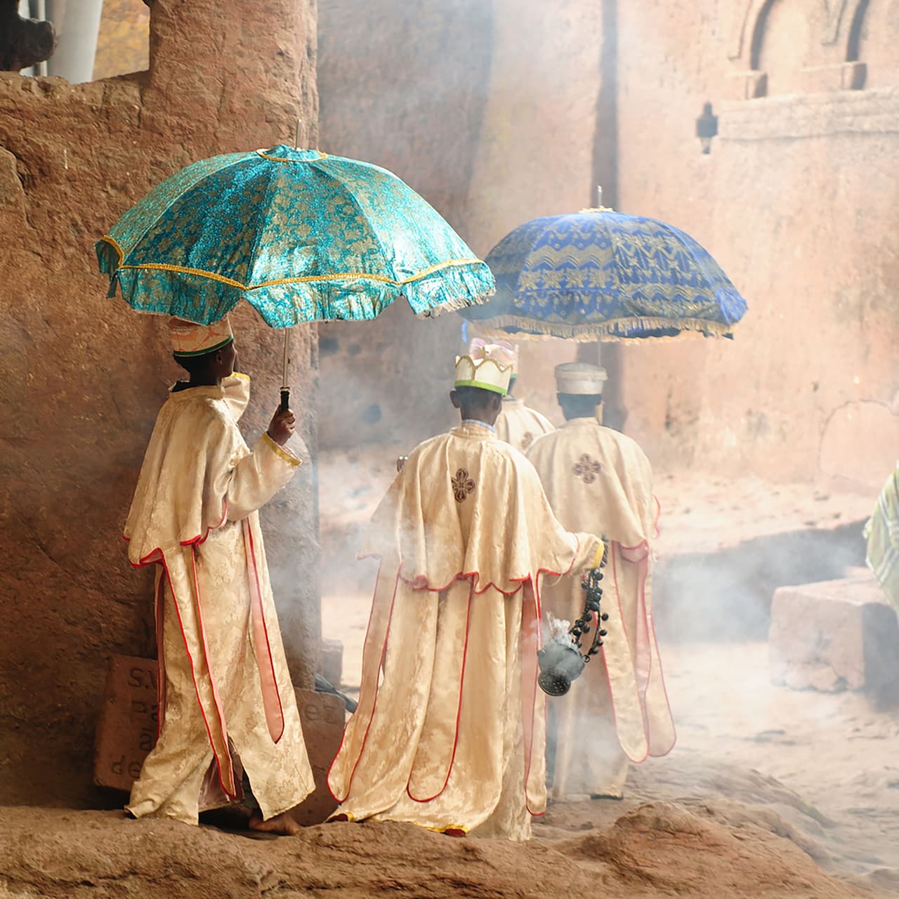 Una ceremonia religiosa de la iglesia cristiana ortodoxa etíope en Lalibela. "El Gobierno trabajará duro para asegurar que las celebraciones religiosas navideñas que se oficiarán en este sitio histórico en las próximas semanas sean tan brillantes como siempre", agregó Demeke.
