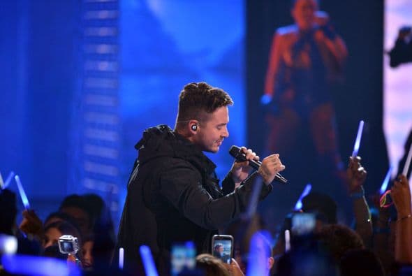 El cantante presentó su nuevo sencillo.